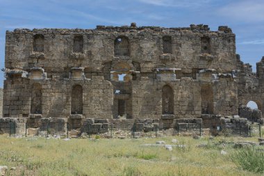 Aspendos Antik Şehir. Aspendos akropolis şehir kalıntıları, sarnıçlar, su kemerleri ve eski tapınaklar. Aspendos Antalya Türkiye.