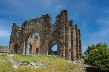 Aspendos Antik Şehir. Aspendos akropolis şehir kalıntıları, sarnıçlar, su kemerleri ve eski tapınaklar. Aspendos Antalya Türkiye.