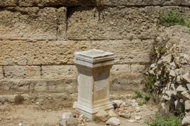 Eski Roma tiyatro sütunları. Taş duvar. Aspendos Antalya
