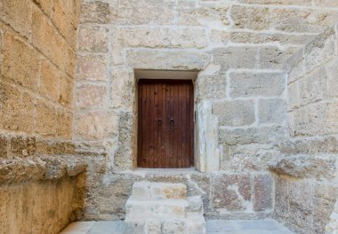 Eski taş bina ve ahşap kapı. Aspendos Roma antik tiyatrosunun içi. Eski kapı.