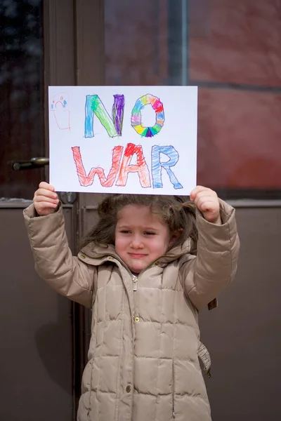 Маленька Дівчинка Протестує Проти Війни Військового Прапора Вибірковий Фокус Мир — стокове фото