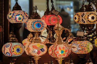 Cam mozaikten yapılmış fener. İstanbul Büyük Çarşısı. seçici odak