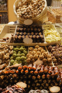 İstanbul Baharat Pazarı veya Büyük Pazar 'da geleneksel Türk yemekleri, fındıklar, kurutulmuş meyve ve tatlıları. hurma, ceviz, fıstık, ceviz ezmesi