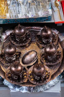 İstanbul eminonu, bakır işlemeli çay ya da kahve seti tezgahta satılık. Seçici Odaklanma