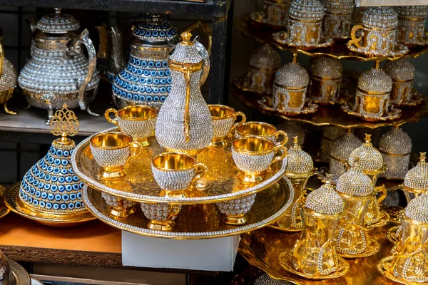 Sahte elmaslarla süslenmiş çay ve kahve seti. Baharat Pazarı ya da Büyük Pazar. seçici Odaklanma