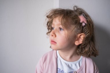 Mutsuz ve bitkin küçük kız. Metin için boşluk