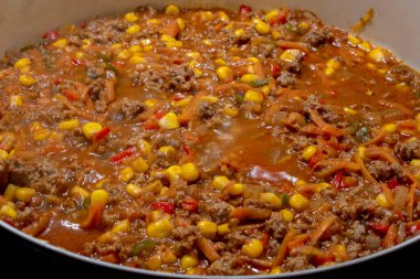 Lazanya dolması. Lazanya doldurmak için kızartma tavasında kıyma. Seçici Odak doldurma.