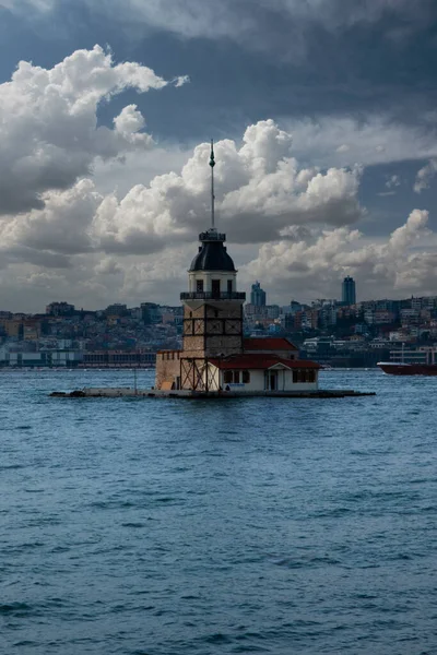 背景云海上的梅登塔 位于土耳其伊斯坦布尔Bosphorus市中心的Maiden塔或Kiz Kulesi — 图库照片