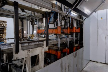 Fabrikadaki vakum termoformasyon makinesi, vakum termoformasyon makinesi plastik ambalaj yapımında kullanılır. Küf yapan makinenin yakın plan görüntüsü. Seçici odak önyüzü