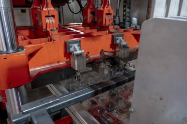 Fabrikadaki vakum termoformasyon makinesi, vakum termoformasyon makinesi plastik ambalaj yapımında kullanılır. Küf yapan makinenin yakın plan görüntüsü. Seçici odak önyüzü