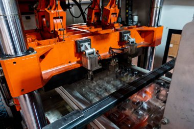 Fabrikadaki vakum termoformasyon makinesi, vakum termoformasyon makinesi plastik ambalaj yapımında kullanılır. Küf yapan makinenin yakın plan görüntüsü. Seçici odak önyüzü