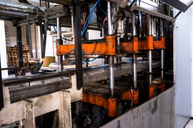 Fabrikadaki vakum termoformasyon makinesi, vakum termoformasyon makinesi plastik ambalaj yapımında kullanılır. Küf yapan makinenin yakın plan görüntüsü. Seçici odak önyüzü