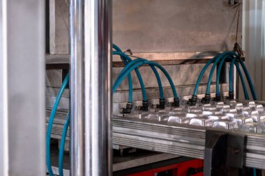 Fabrikadaki vakum termoformasyon makinesi, vakum termoformasyon makinesi plastik ambalaj yapımında kullanılır. Küf yapan makinenin yakın plan görüntüsü. Seçici odak önyüzü