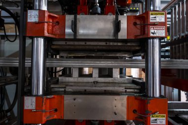 Fabrikadaki vakum termoformasyon makinesi, vakum termoformasyon makinesi plastik ambalaj yapımında kullanılır. Küf yapan makinenin yakın plan görüntüsü. Seçici odak önyüzü