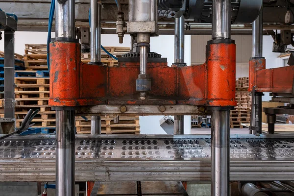 Fabrikadaki vakum termoformasyon makinesi, vakum termoformasyon makinesi plastik ambalaj yapımında kullanılır. Küf yapan makinenin yakın plan görüntüsü. Seçici odak önyüzü