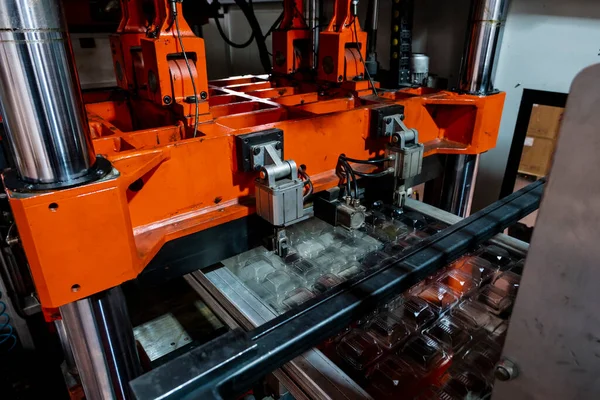Fabrikadaki Vakum Termoformasyon Makinesi Vakum Termoformasyon Makinesi Plastik Ambalaj Yapımında — Stok fotoğraf