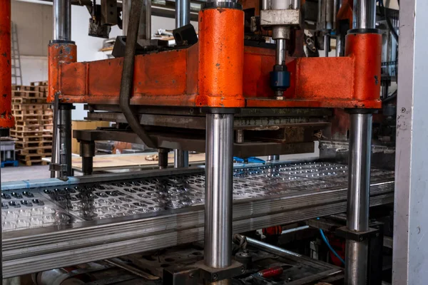 Fabrikadaki vakum termoformasyon makinesi, vakum termoformasyon makinesi plastik ambalaj yapımında kullanılır. Küf yapan makinenin yakın plan görüntüsü. Seçici odak önyüzü