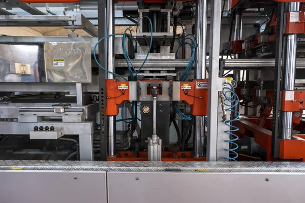 Fabrikadaki vakum termoformasyon makinesi, vakum termoformasyon makinesi plastik ambalaj yapımında kullanılır. Küf yapan makinenin yakın plan görüntüsü. Seçici odak önyüzü