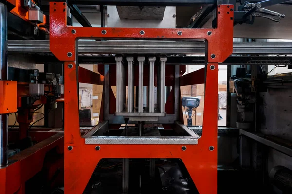 Fabrikadaki vakum termoformasyon makinesi, vakum termoformasyon makinesi plastik ambalaj yapımında kullanılır. Küf yapan makinenin yakın plan görüntüsü. Seçici odak önyüzü