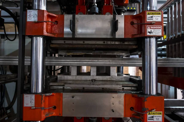 Fabrikadaki vakum termoformasyon makinesi, vakum termoformasyon makinesi plastik ambalaj yapımında kullanılır. Küf yapan makinenin yakın plan görüntüsü. Seçici odak önyüzü