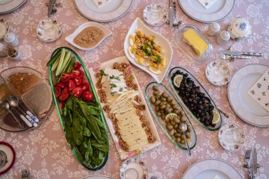 Akdeniz kahvaltı masası. Sebze, peynir, zeytin ve diğer kahvaltılık gıdalar. Üst Görünüm.