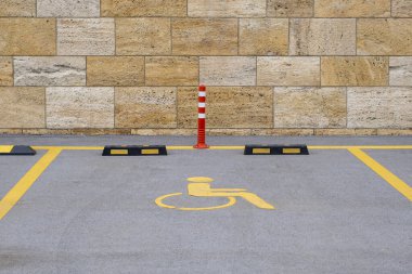 atatatürk 'ün karnı Ankara. Engelliler için ayrılmış park yeri.