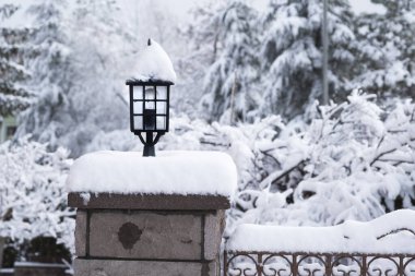 Ankara 'da kış. Karla kaplı bahçe lambası. Seçici Odaklanma Feneri