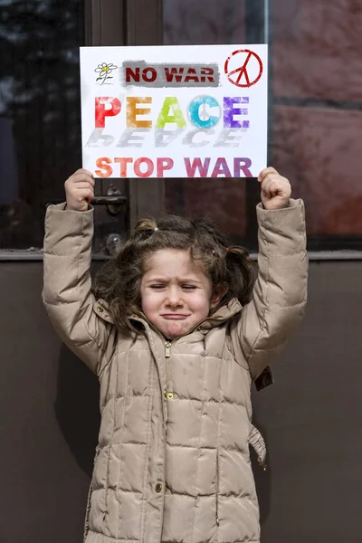 Маленькая Девочка Протестует Против Войны Остановкой Военного Знамени Избирательный Фокус — стоковое фото