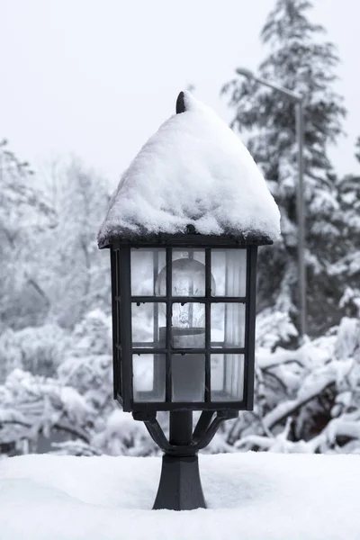 Vintern Ankara Snötäckt Trädgårdslampa Selektiv Fokuslykta — Stockfoto