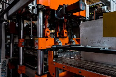 Fabrikadaki vakum termoformasyon makinesi, vakum termoformasyon makinesi plastik ambalaj yapımında kullanılır. Küf yapan makinenin yakın plan görüntüsü. Seçici odak macini sol görünümü