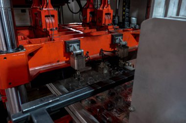 Fabrikada vakum termoformasyon makinesi kullanılıyor, vakum termoform makinesi plastik ambalaj üretimi için kullanılıyor. Die Press makinesinin yakın görüntüsü. seçici odak baskısı