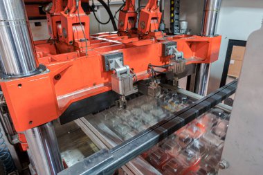 Fabrikada vakum termoformasyon makinesi kullanılıyor, vakum termoform makinesi plastik ambalaj üretimi için kullanılıyor. Die Press makinesinin yakın görüntüsü. seçici odak baskısı