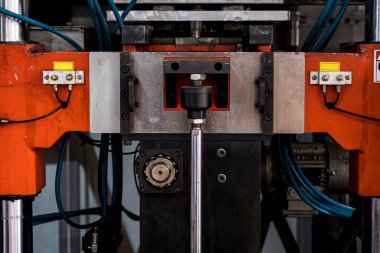 Fabrikada vakum termoformasyon makinesi kullanılıyor, vakum termoform makinesi plastik ambalaj üretimi için kullanılıyor. Die Press makinesinin yakın görüntüsü. seçici odaklanma.