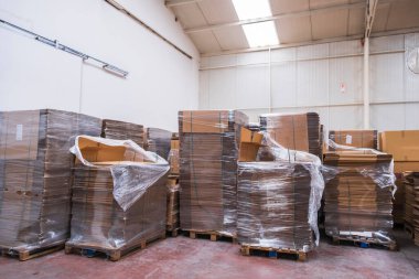 Mukavva kutular ve paketlerle dolu büyük bir mağaza. Daha Fazla Ürün Teslimatı için Lojistik, Sıralama ve Dağıtım Tesisleri. Ön Görünüm