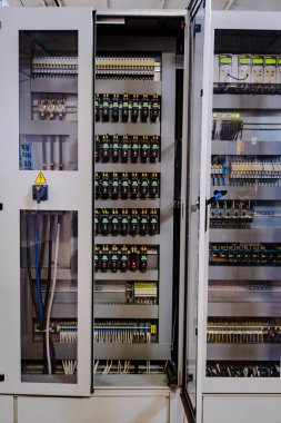 Elektrik dağıtım ve güç için fabrika kontrol paneli. Kesintisiz, elektrik akımı.