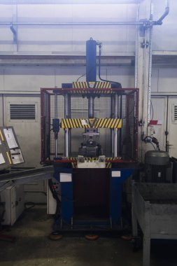 Otomasyon hidrolik baskı makinesi üretim hattı. Endüstriyel metal fabrikası