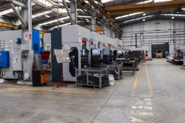 Demir küf fabrikası üretim hattı, arka arkaya makinelere baskı yaparken öldü. Metal levhayı basma makinesiyle damgalamak, cnc kontrol metal baskı makinesi, yüksek hassasiyet ve yüksek hassasiyet metal.