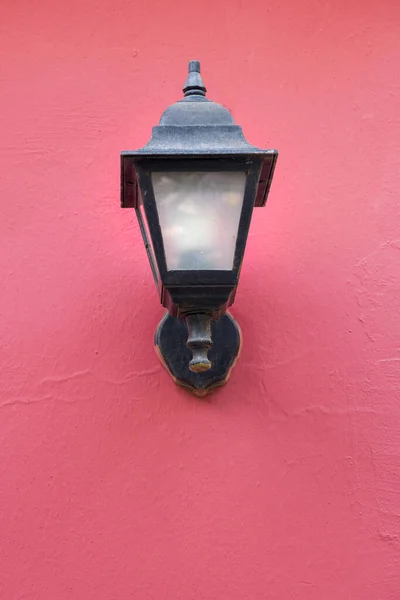 Uma Lâmpada Vermelha Montada Parede Coberta Com Poeira Lâmpada Antiga — Fotografia de Stock