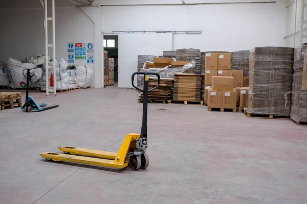 Handpallettruck Het Magazijngedeelte Van Fabriek Selectieve Focus Pallettruck Stockafbeelding