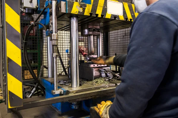 Automatisering Hydraulische Pers Stempelen Machine Productielijn Industriële Metaalbewerkingsmachines Een Arbeider Stockfoto