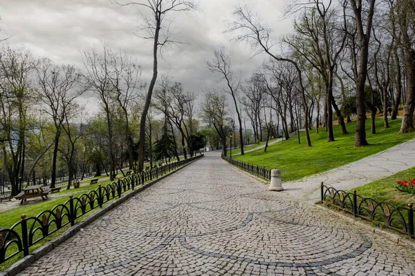 Procházkové Stezky Zdobené Zahrady Staré Stromy Sekané Trávníky Parku Istanbul — Stock fotografie