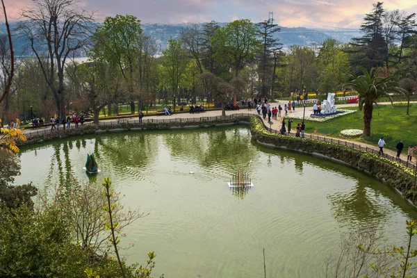 • Trkiye - 16.04.2022: Emirgan Park, İstanbul 'da lale ve üzüm bitkisiyle süslenmiş gölet.