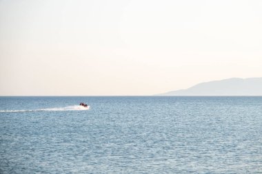 Sakin bir denizden jetski. Seçici Odaklama Aracı