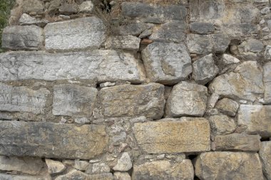Yığılmış taş duvar. Duvar dokusu, düzensiz desenli doğal taşlar.. 