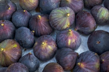 Taze ve tatlı mor incirler, daldan yeni toplanmış. Üst görünüm