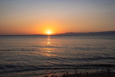 İnanılmaz deniz ve gün batımında kızıl gökyüzü manzarası. ayvalk hindisi
