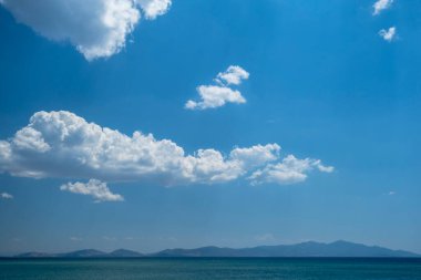 Bulutlar. Mavi Parlak Yaz Gökyüzü ve beyaz pamuk bulutları.