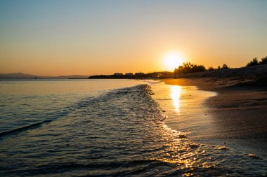 Deniz, sahil ve bulutlu gökyüzü gün batımında. Ayvalk Türkiye