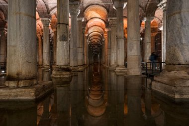 Yerebatan Saray - İstanbul Bazilika Sarnıcı. İstanbul 'un en sevilen turistik yerlerinden biridir. Gürültü ve tahıl. 
