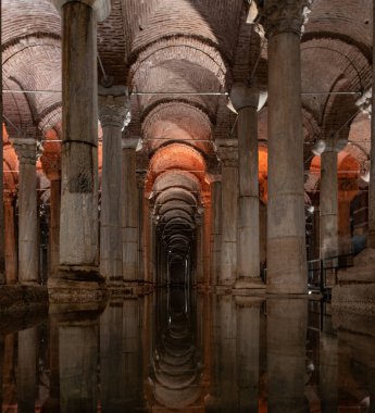 Yerebatan Saray - İstanbul Bazilika Sarnıcı. İstanbul 'un en sevilen turistik yerlerinden biridir. Gürültü ve tahıl. 